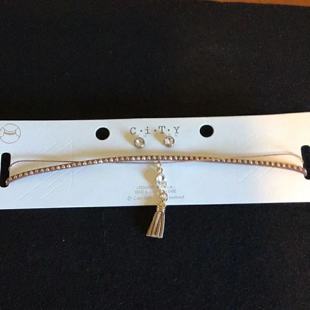 Necklace choker and Earrings New city New York